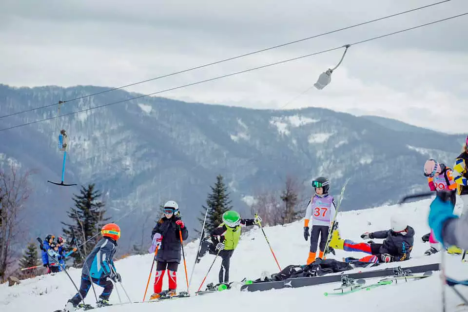 Поруч багато інших гірськолижних курортів
