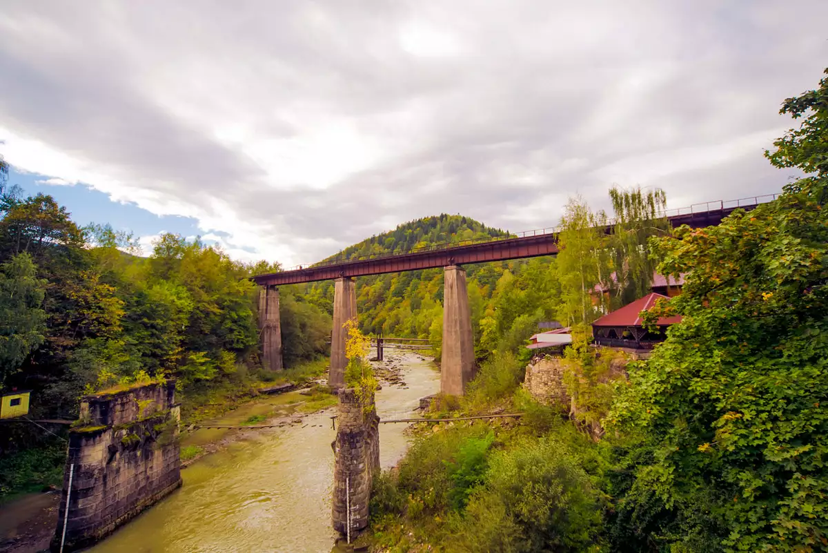 Залізничні мости-віадуки у Квасах