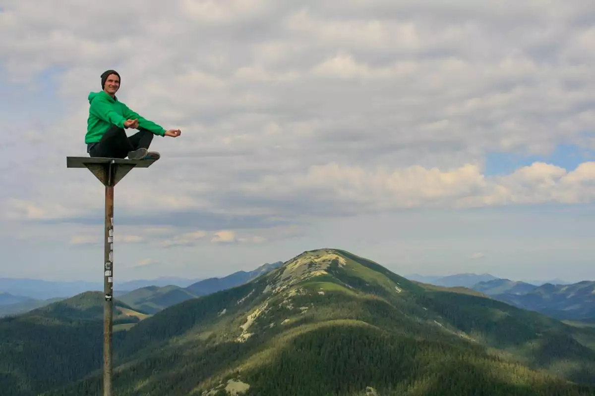 Чарівна природа навколо спонукає мандрівників у подорожі горами і лісами