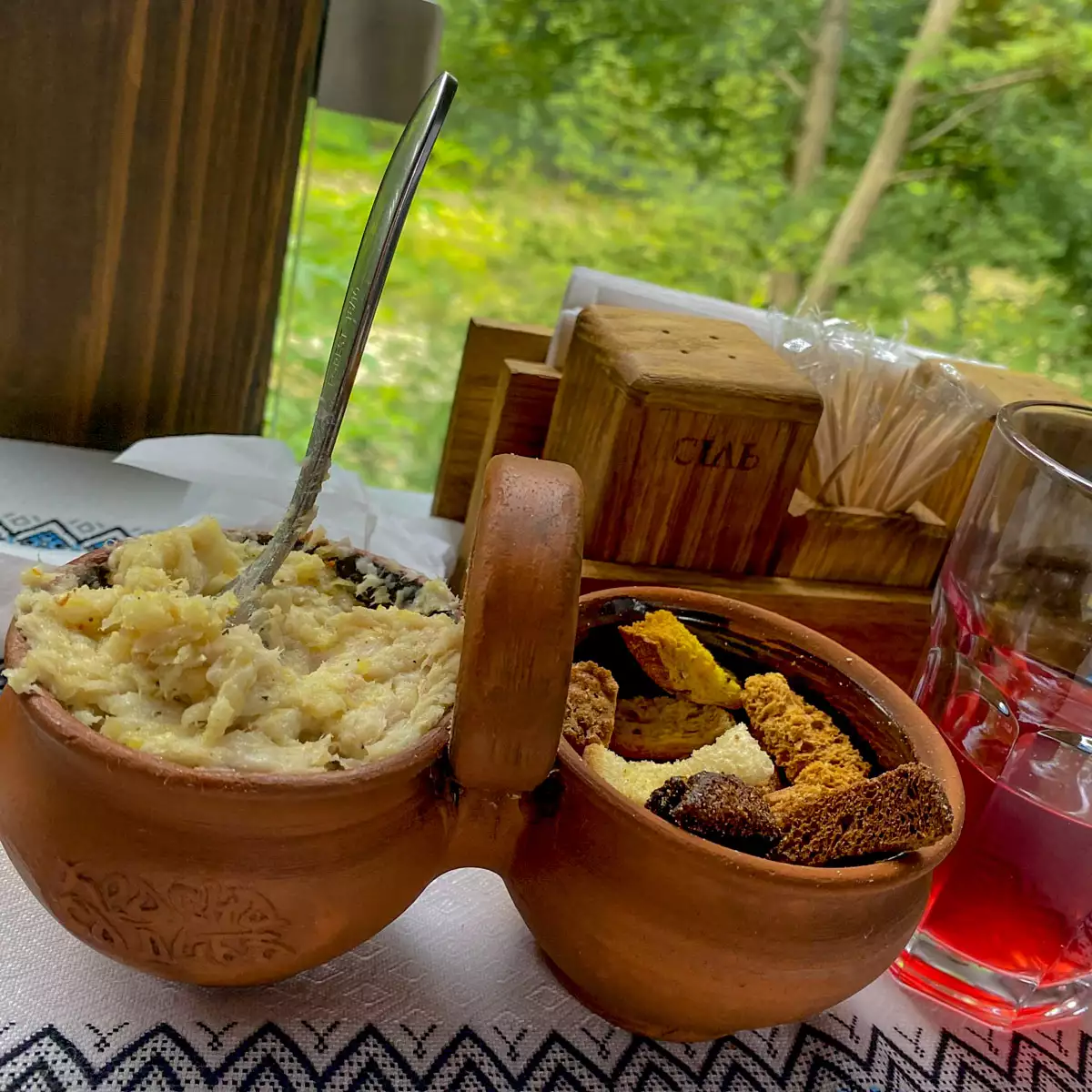 Рес­то­ран-ко­либа «Червона садиба»