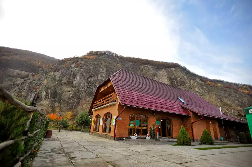 Розважально-готельний комплекс «Чорна Гора»