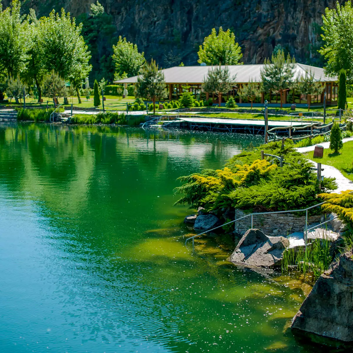 Розважально-готельний комплекс «Чорна Гора»