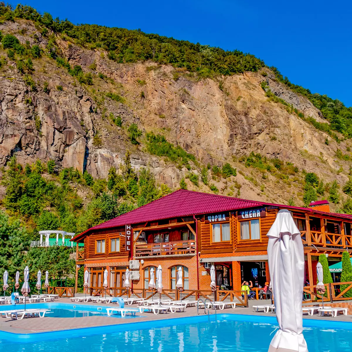 Готель «Чорна Скеля»