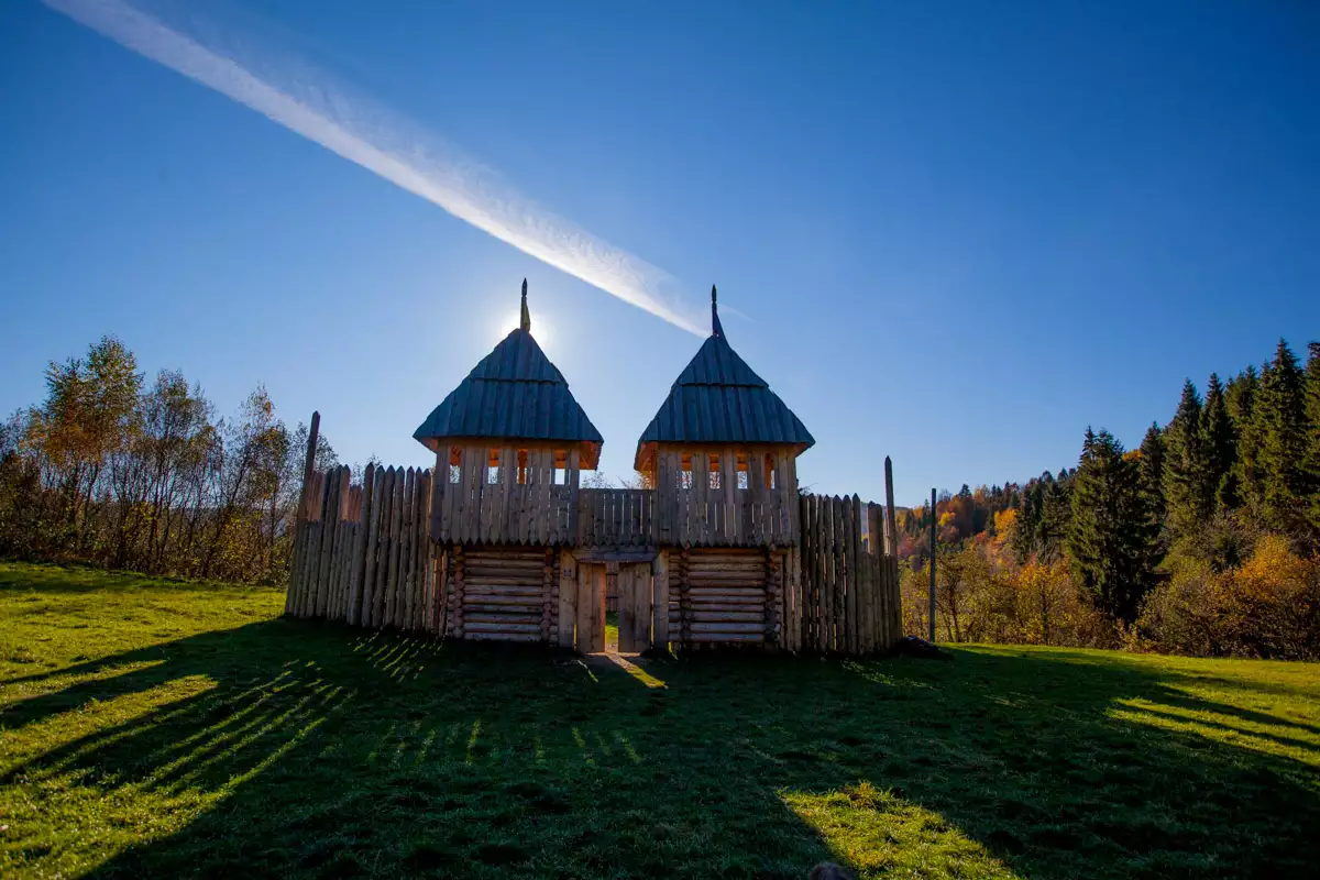 Місто-фортеця Тустань