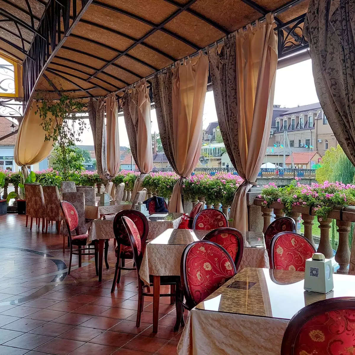 Hotel “Zolota Pava”