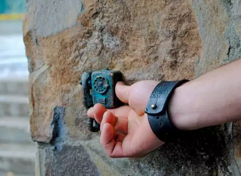 Найменша міні-скульптура в Ужгороді Алло