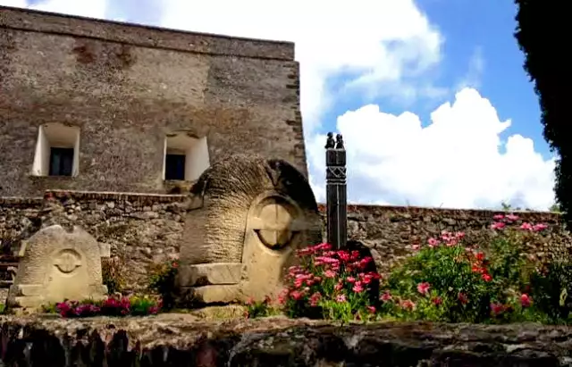 Міні-скульптура Ілона Зріні та Імре Текелі