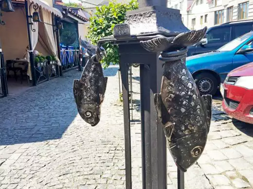 Скульптура біля “Гірчичного Зерна” Скульптура біля “Гірчичного Зерна”