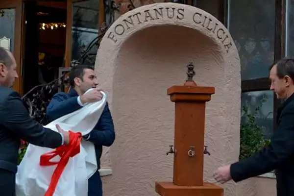 Міні-скульптура «За крок до Європи» (Маннекен піс)