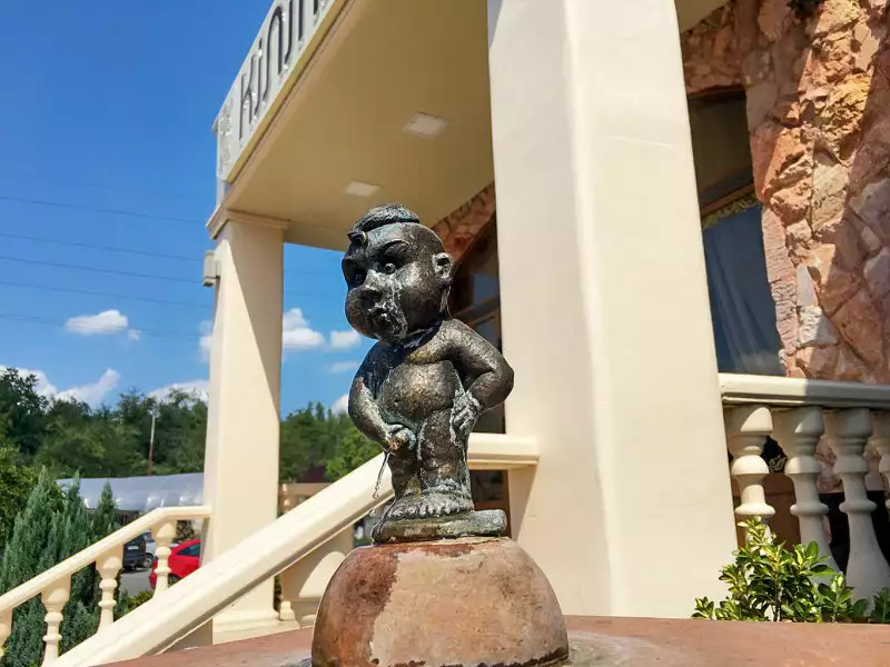 Міні-скульптура «За крок до Європи» (Маннекен піс)