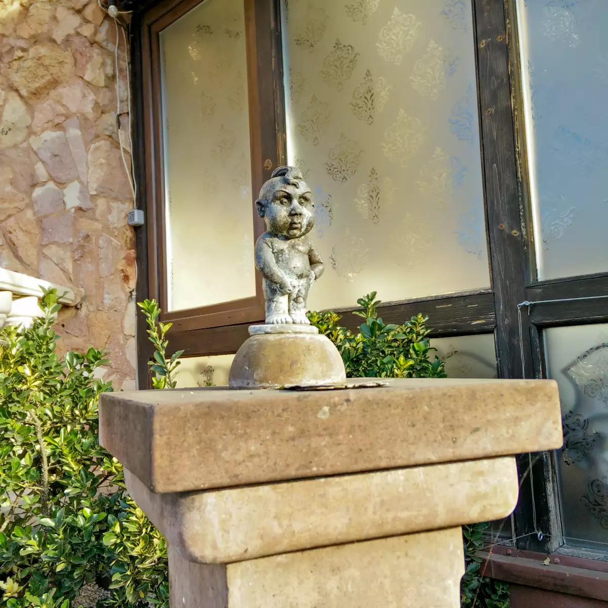 Міні-скульптура «За крок до Європи» (Маннекен піс)