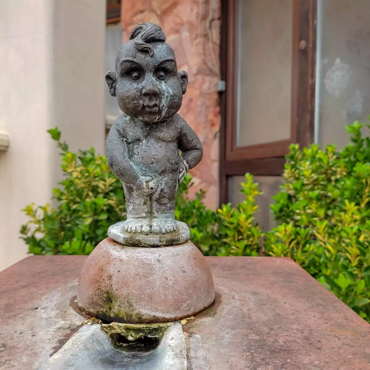 Міні-скульптура «За крок до Європи» (Маннекен піс)