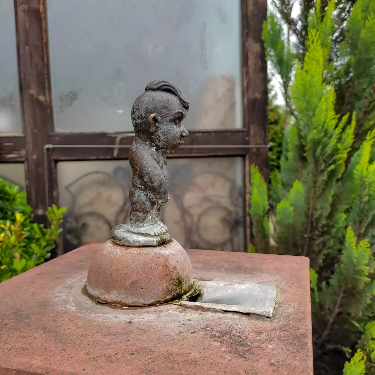 Міні-скульптура «За крок до Європи» (Маннекен піс)