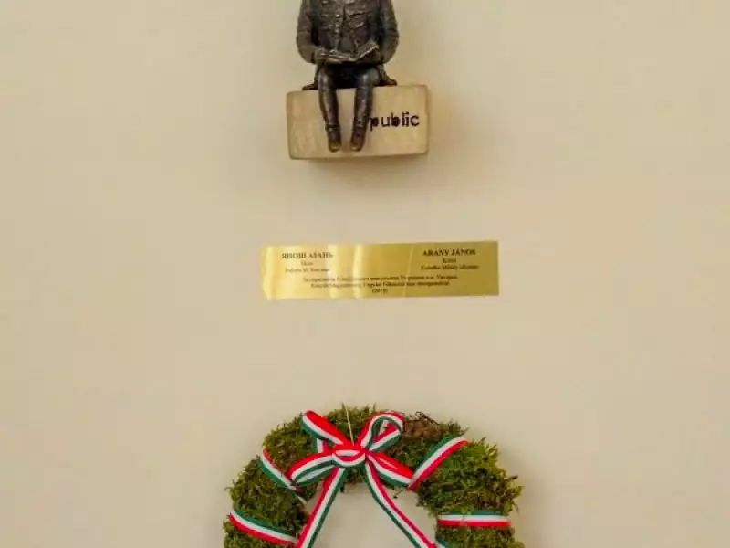 Міні-скульптура «Янош Арань»