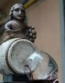 Міні-скульптура Петра 1 наливає вино