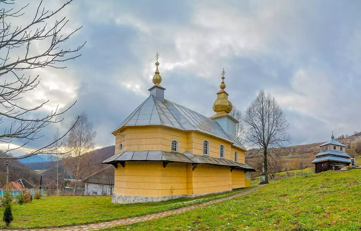 Вознесенський храм в Яловому