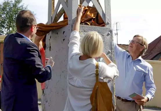 Відкриття міні-скульптури Ейфелева вежа