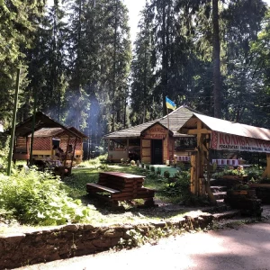 Колиба «Трембіта» біля озера Синевир