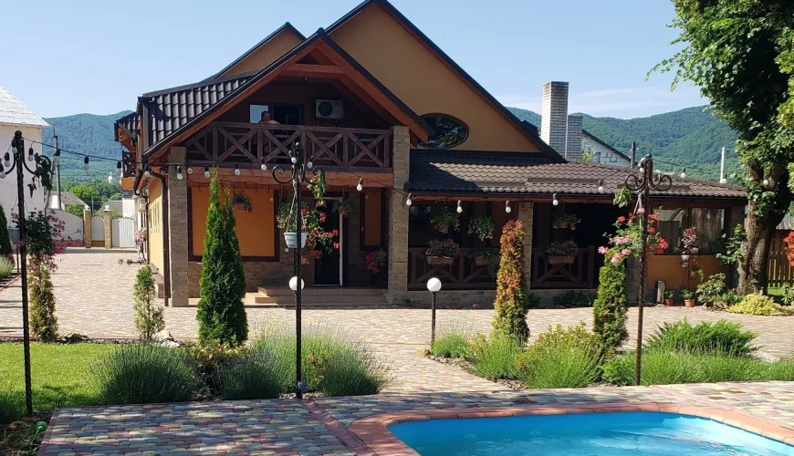 Садиби та котеджі в Ізі